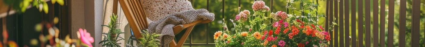 Blühender Balkon im Sommer