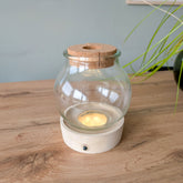 Vase mit beleuchtetem Holzständer